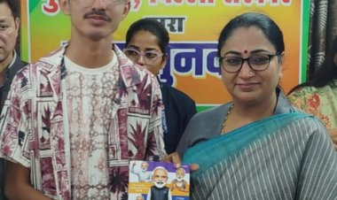 Meet Tejasvi Vashishtha: The Teen Author Who Penned a Book on PM Modi and Caught the Nation’s Attention