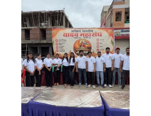 Akhil Bharatiya Yadav Mahasangh Organises Mahaprasadi and Pure Bottled Water Distribution at Ujjain Mahakal on Nag Panchami and Sawan Somwar